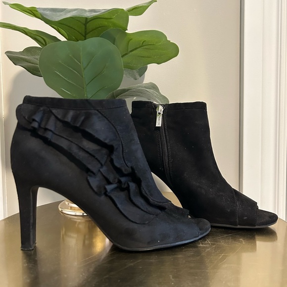 Unisa Black Open Toe Ruffle Booties, Size 8M. - Picture 7 of 9